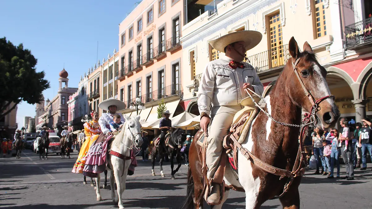 Desfile de la hermandad charra en conmemoracion al 20 de noviembre por el aniversario 107 de la Revolucion mexicana (44) BIBIANAD